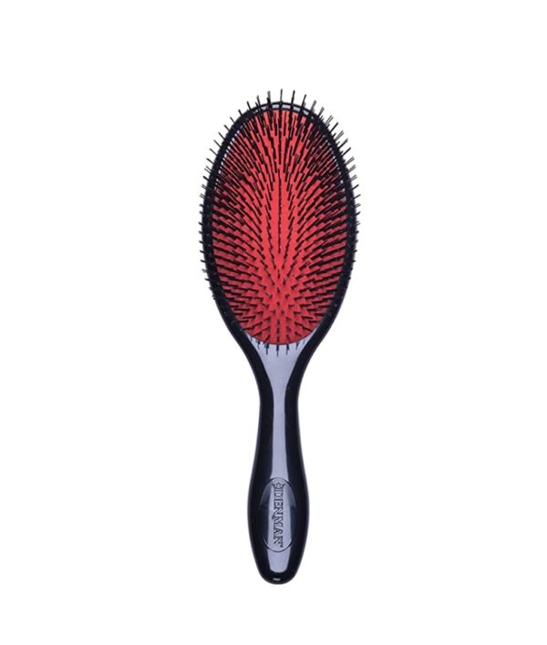 La grande brosse Denman est spécialement conçue pour être utilisée sur les perruques et les extensions de cheveux. Avec ses poils souples et démêlants, elle permet de démêler en douceur les cheveux sans les abîmer ni les emmêler. Sa taille généreuse facilite le démêlage sur des surfaces plus larges, comme les perruques et les extensions. De plus, le design noir et rouge lui confère un aspect élégant et moderne. Cette brosse est un accessoire essentiel pour entretenir et coiffer vos perruques et extensions, en préservant leur beauté et leur qualité.